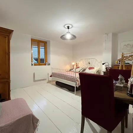 Bed & Breakfast La Cocotte Rousse, Ses Petits Dejeuners Et Sa Table Parves