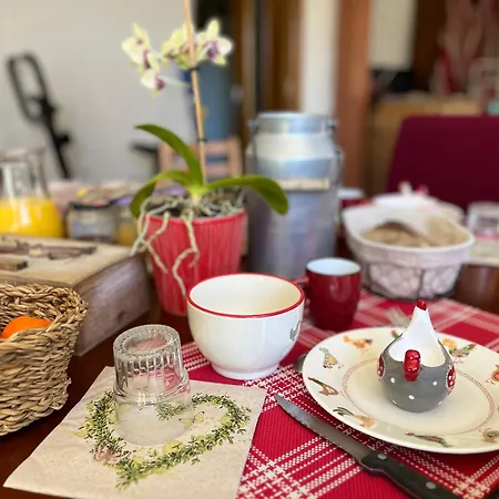 La Cocotte Rousse, Ses Petits Dejeuners Et Sa Table