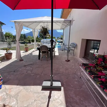 Bed & Breakfast La Cocotte Rousse, Ses Petits Dejeuners Et Sa Table Parves